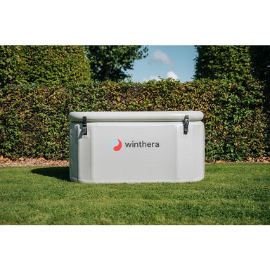 Winthera Flex Eisbad mit Abdeckung im Garten – kompakt, leicht und wetterfest.