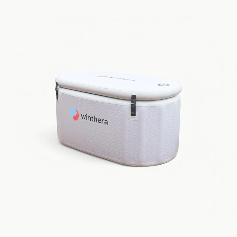 Studioaufnahme des Winthera Flex Eisbads mit geschlossener Abdeckung – Drop-Stitch-Konstruktion.