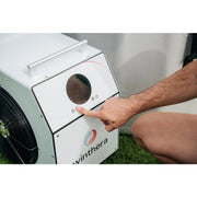 Anwender steuert die Temperatur direkt am Winthera Ice Master – intuitive Bedienung für individuelle Kältetherapie