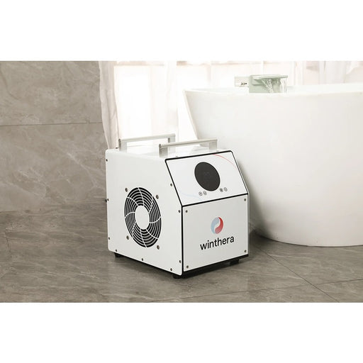 Winthera Ice Master Light neben Badewanne – kompakte Kältetherapie im Badezimmer