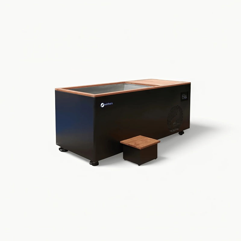 Schrägansicht des Winthera Ice Pro in Schwarz mit Holzdetails – modernes Eisbad für den Premiumbereich.