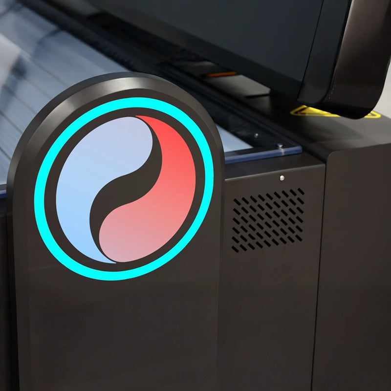 Detailaufnahme des Winthera Logos an der Seite der Lichttherapie-Liege