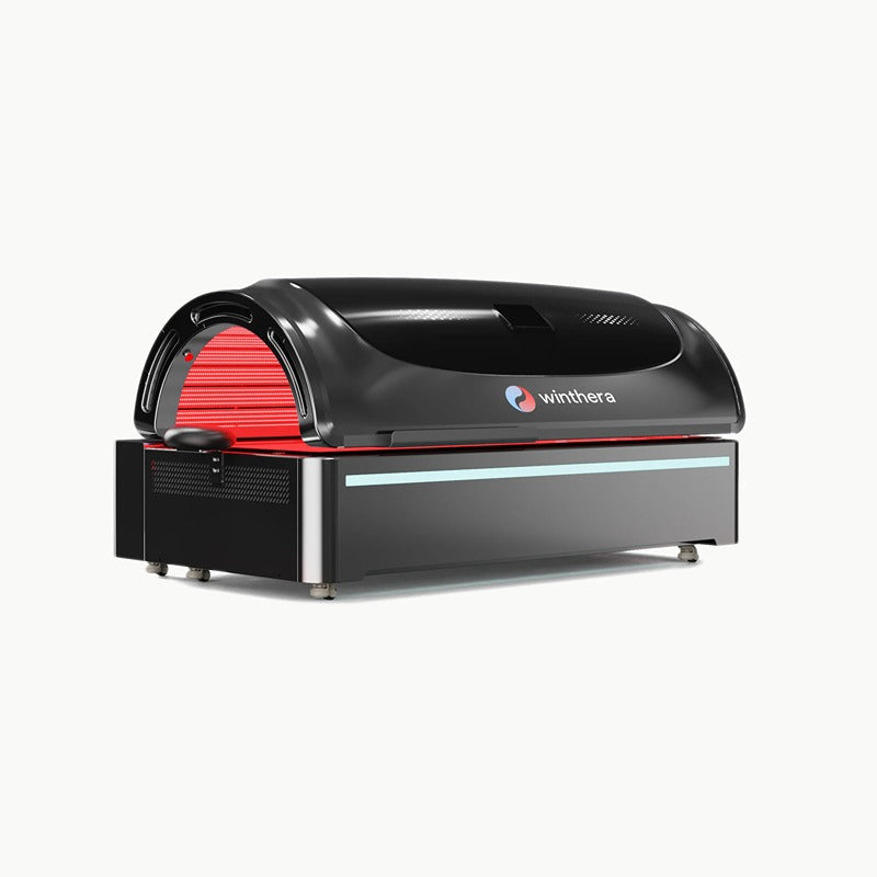 Winthera Red Bed – schwarze Lichttherapie-Liege mit roter LED-Aktivierung, schräge Vorderansicht