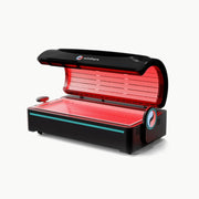 Geöffnete Winthera Red Bed Lichttherapie-Liege in Schwarz mit aktivem Rotlicht