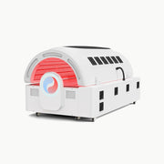 Rückansicht des weißen Winthera Red Bed mit rotem Licht – Belüftung und Design im Fokus